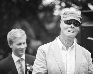 La foto del bombero sueco Lasse Gustavson que fue borrada dos veces por Facebook.