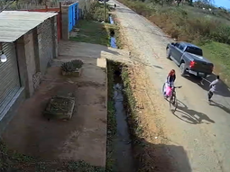 Un comerciante ató y arrastró a un supuesto ladrón por las calles de Zárate. Un comerciante ató y arrastró a un supuesto ladrón por las calles de Zárate.
