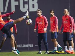 Messi entrena con el Barcelona tras recuperarse del desgarro. Messi entrena con el Barcelona tras recuperarse del desgarro.