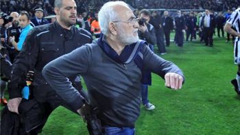 el presidente del paok entro armado a reclamarle al arbitro y ahora pidio disculpas el presidente del paok entro armado a reclamarle al arbitro y ahora pidio disculpas