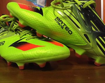 Los botines de Messi dedicados a sus hijos