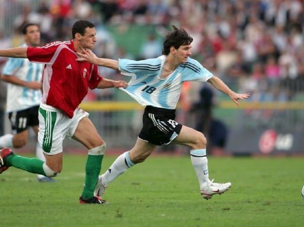 A 10 años, reviví el codazo que manchó el debut de Messi en la Selección