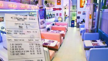 Caza bobos: Le cobraron el cubierto, se quejó y le devolvieron el dinero Caza bobos: Le cobraron el cubierto, se quejó y le devolvieron el dinero