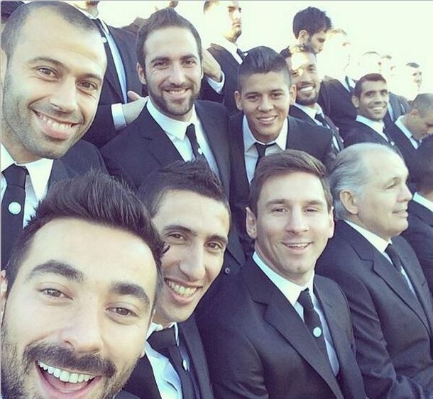 Argentina se suma a la moda: la selfie de los jugadores en la foto oficial
