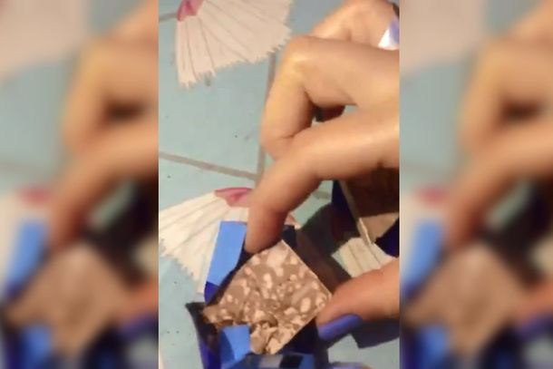 Compró un chocolate, lo abrió y se encontró con una desagradable sorpresa