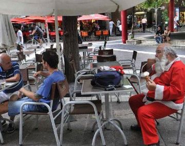 Papá Noel toma un helado por el calor