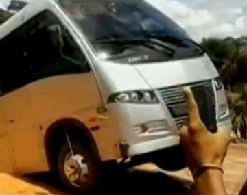 Un puente cedió y se hundió un micro