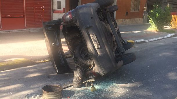 Un cami&oacute;n choc&oacute; contra cinco autos en Parque Patricios. Foto&nbsp;@DuetteLucas