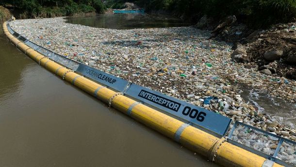 Una barrera en un río logró contener más de 400 kilos de basura en ocho meses.