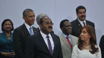 cristina kirchner y barack obama se saludaron en la foto oficial de la cumbre cristina kirchner y barack obama se saludaron en la foto oficial de la cumbre