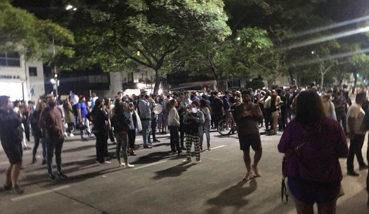 Gente protestando de madrugada en Olivos