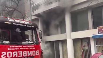 incendio en un edificio de san cristobal deja a 40 personas atrapadas en la terraza incendio en un edificio de san cristobal deja a 40 personas atrapadas en la terraza