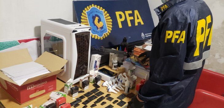 Dos detenidos por falsificar títulos y carnets de conducir