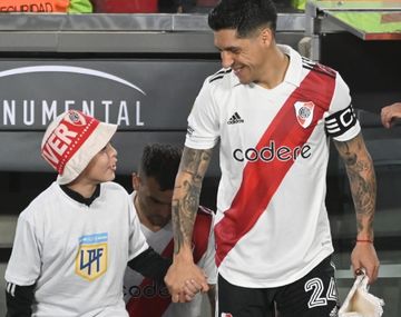 Enzo con Enzo: el emotivo momento del niño que entró a la cancha con los jugadores de River