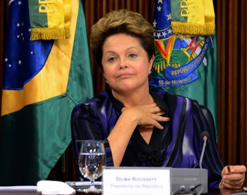 Rousseff baja el plebiscito para concretar una Asamblea