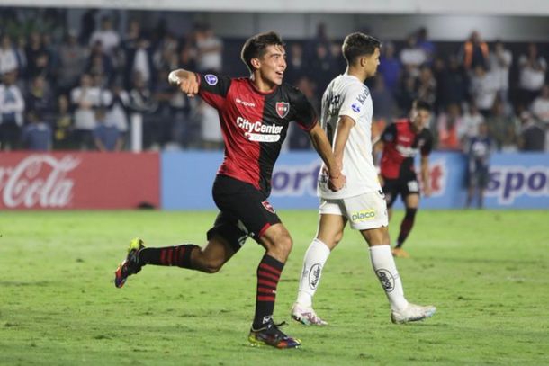 Newells le ganó 2-1 al Santos y se metió en octavos de final