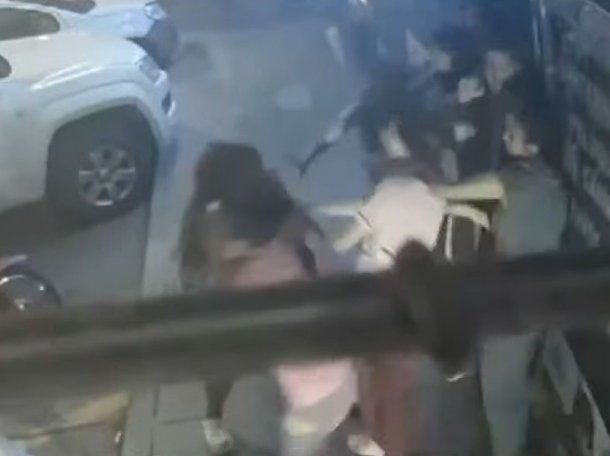 Quisieron abandonar a un perro en una veterinaria y agredieron a machetazos a dos empleados