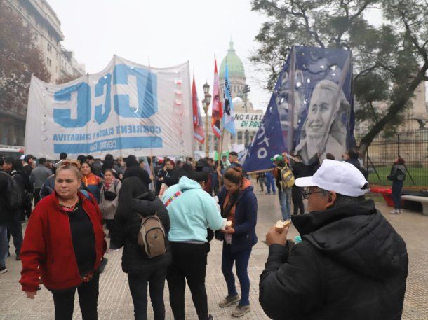 Concentración frente al Congreso en contra de la Ley Bases Concentración frente al Congreso en contra de la Ley Bases