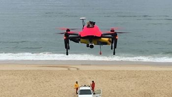usan drones para rescates en el mar en una playa de francia usan drones para rescates en el mar en una playa de francia