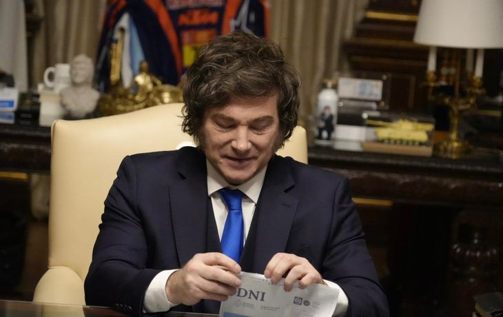 Javier Milei con el nuevo DNI