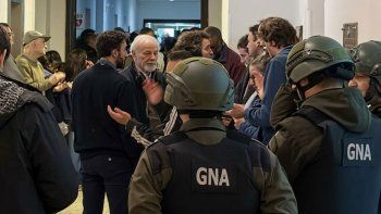 asi fue el violento desalojo de trabajadores en la cnea por parte de la gendarmeria asi fue el violento desalojo de trabajadores en la cnea por parte de la gendarmeria