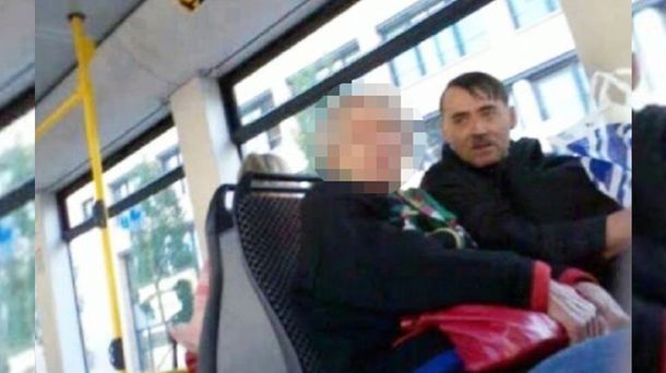 Un imitador de Hitler cobra por sacarse fotos con él