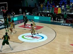 El error en el Mundial U19 de básquet que recorre el mundo: metió un doble en su propio aro y su equipo perdió