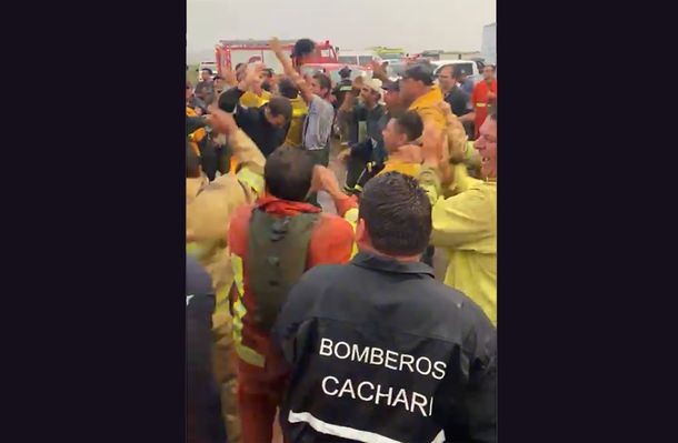 VIDEOS: La alegría de los bomberos por las lluvias sobre Corrientes