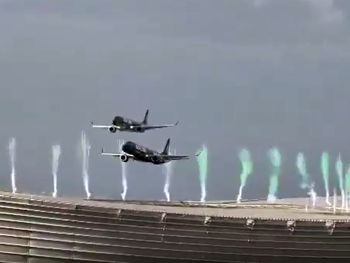 Los aviones realizaron un peligroso sobrevuelo.