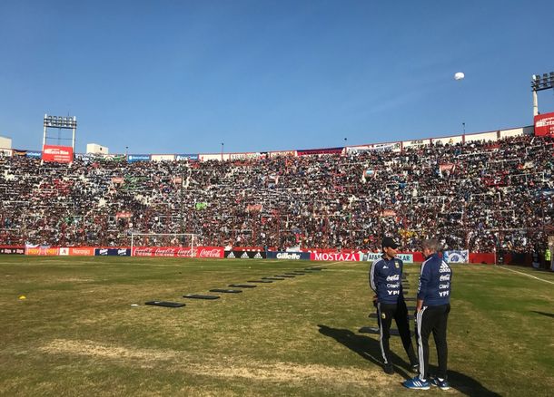 Huracán: la Selección hace una práctica abierta en un campo de juego maltrecho