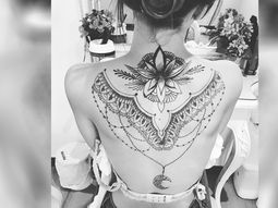 Brenda Asnicar se hizo un impresionante tatuaje en la espalda
