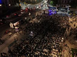 miles participaron de cenas en plazas de todo el pais: ninguna mesa vacia en navidad miles participaron de cenas en plazas de todo el pais: ninguna mesa vacia en navidad