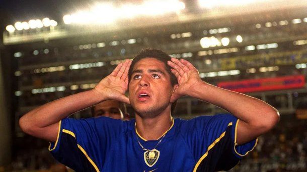 Riquelme escucha el reclamo de la gente.