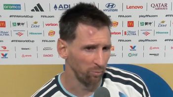 Lionel Messi terminó el partido con un chichón en la cabeza. Lionel Messi terminó el partido con un chichón en la cabeza.