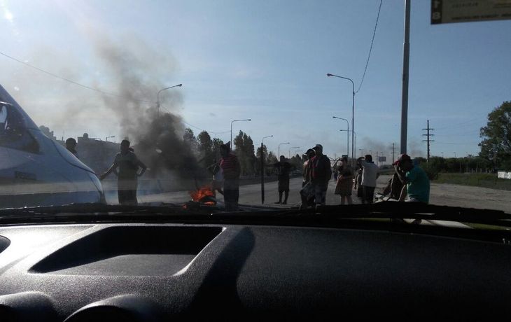 La Policía acudió al corte total en la Autopista Buenos Aires La Plata