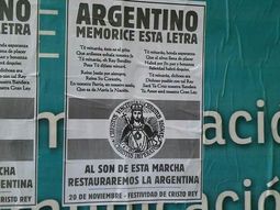 Martillo de Herejes es uno de los grupos clandestinos que se atribuyó esta pegatina de afiches