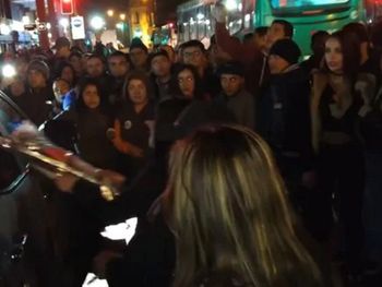 Sorprendió a su marido con su amante y destrozó su camioneta