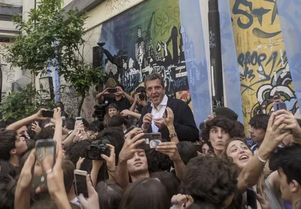 Rodeado de estudiantes, Sergio Massa se emocionó y confesó que el mayor sueño es defender la igualdad de oportunidades