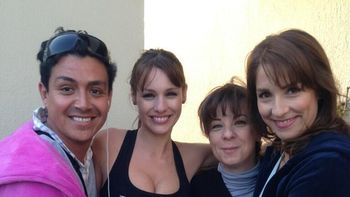 Pampita, a full en el set de Familia moderna Pampita, a full en el set de Familia moderna