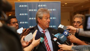 El intendente Enrique Antía advirtió sobre el desabastecimiento de agua potable que podrá sufrir Maldonado debido a la falta de inversión de la empresa estatal uruguaya OSE. El intendente Enrique Antía advirtió sobre el desabastecimiento de agua potable que podrá sufrir Maldonado debido a la falta de inversión de la empresa estatal uruguaya OSE.