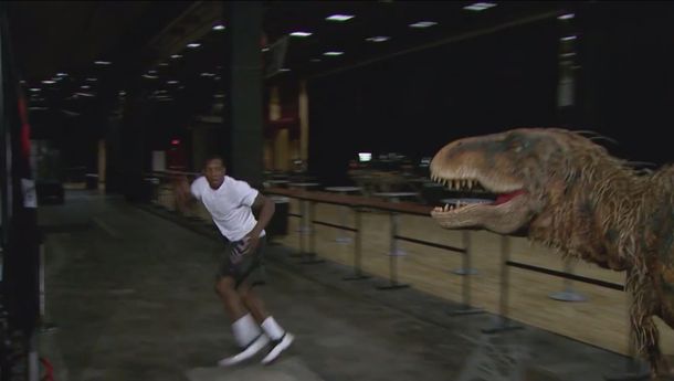 Un dinosaurio hizo correr a jugadores profesionales de la NBA