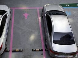 Crean estacionamientos más anchos para mujeres