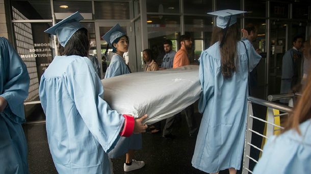 Una estudiante recibió su diploma con su colchón para denunciar una violación