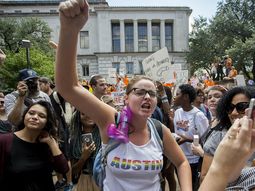 Protestan con consoladores en la Universidad de Texas por la portación de armas