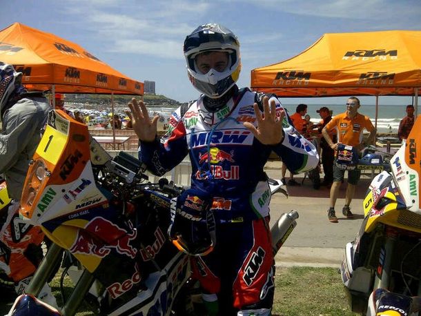 A pesar de la bronca, Coma sigue en carrera