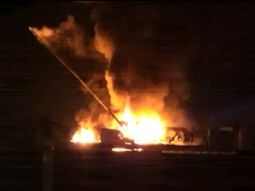 impresionante choque de camiones en acceso oeste: uno se incendio impresionante choque de camiones en acceso oeste: uno se incendio