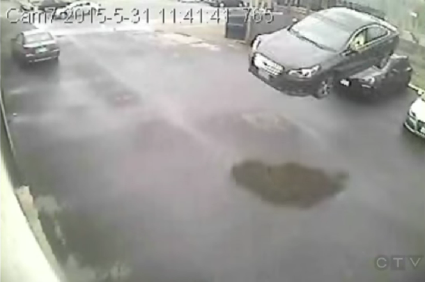 VIDEO: protagoniza un accidente de película y se salva de milagro