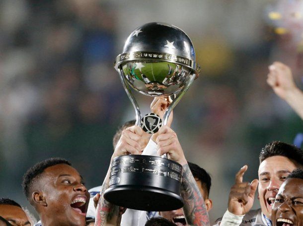 Copa Sudamericana: los árbitros para las primeras semifinales de Racing y Lanús