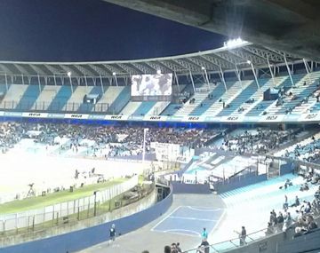 Le propuso casamiento en la pantalla del Cilindro - Crédito:&nbsp;@Comu_Racing