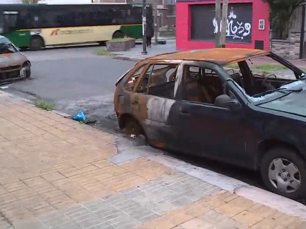 El auto de Carmen, completamente destruido por las llamas El auto de Carmen, completamente destruido por las llamas